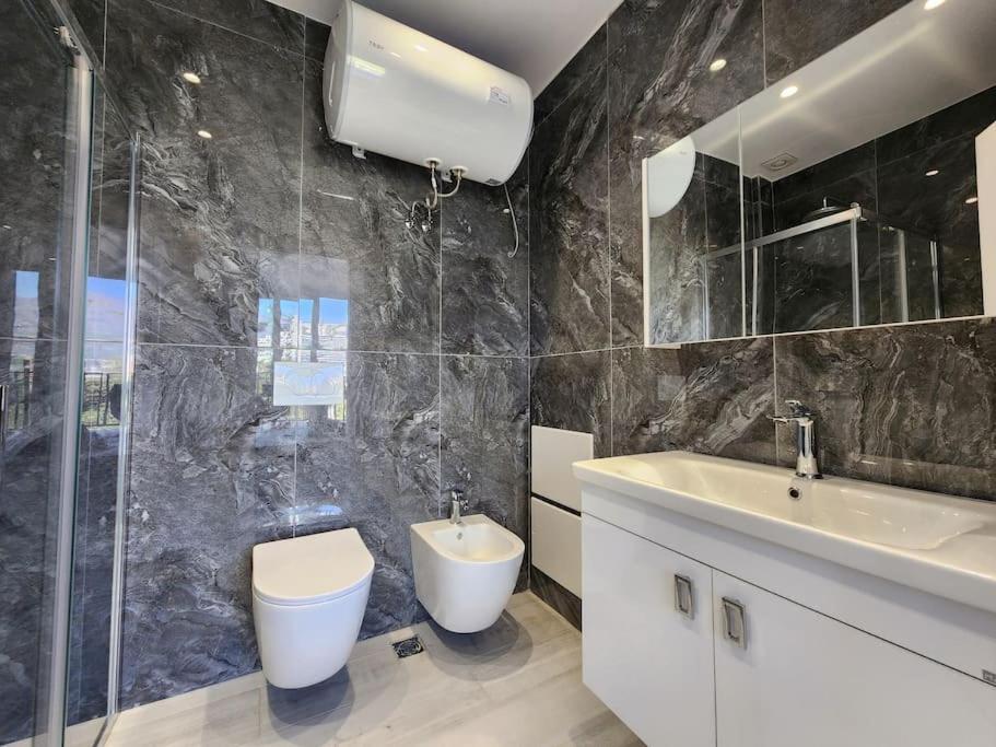 Penthouse With A City View Tirana Exterior photo